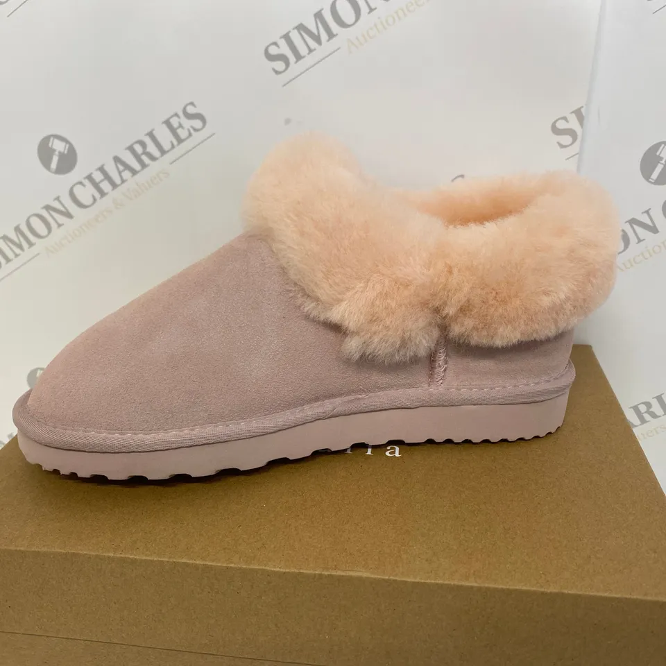 BOXED PAIR OF AUS WOOLI SIZE 6