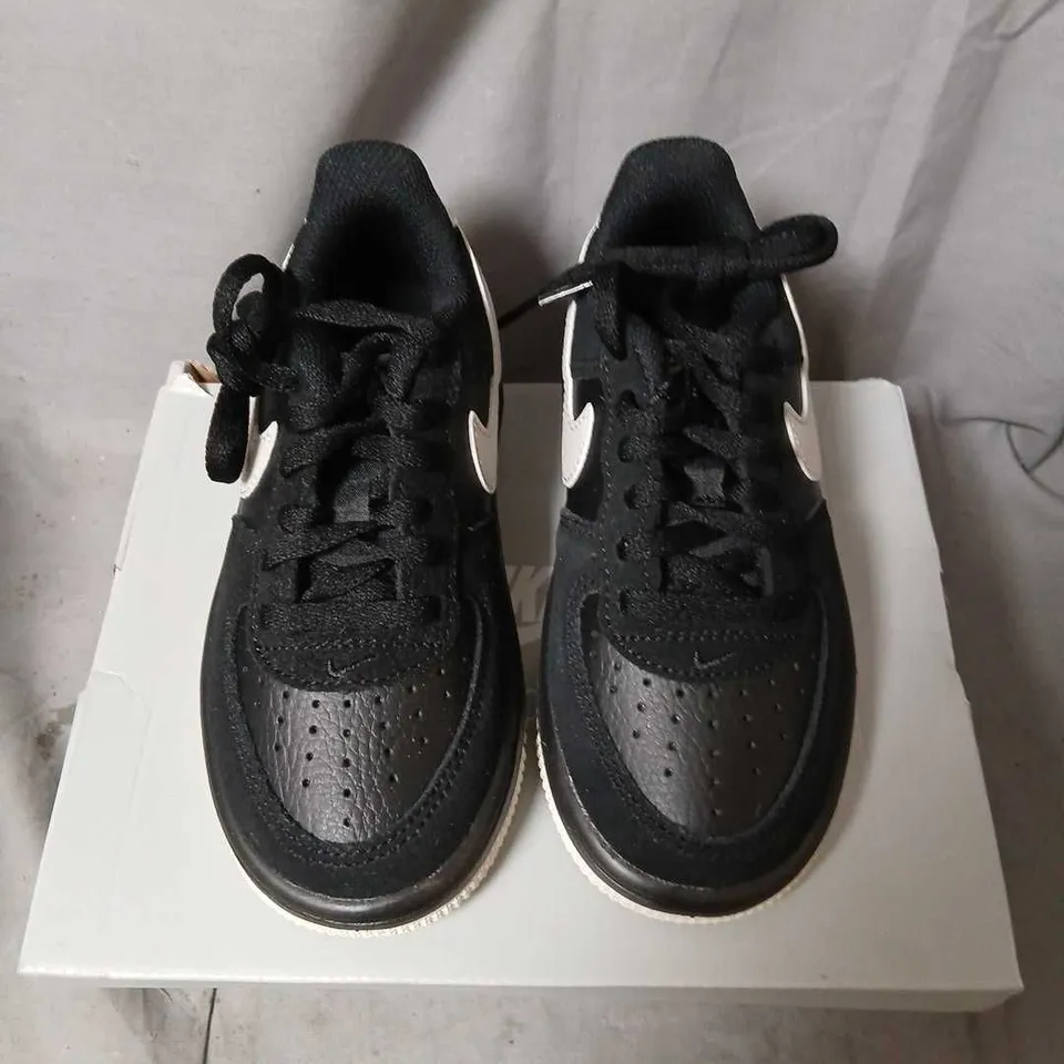 NIKE FORCE 1 LOW LV8 2 LACE SNEAKERS – UK KIDS 11, BLACK/WHITE