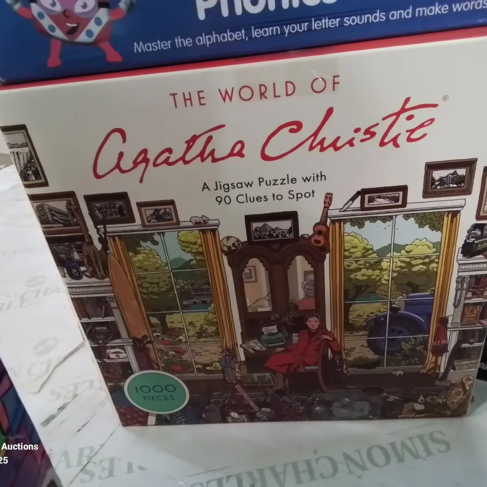 BOX CONTAINING APPROXIMATELY 10 TOYS TO INCLUDE: TURTLES PLAYBUS SET, 2025 FOOTBALL CARDS, CHINOOK MODEL, ROCKY HORROR SHOW GAME,  LEGO MCLAREN ETC.