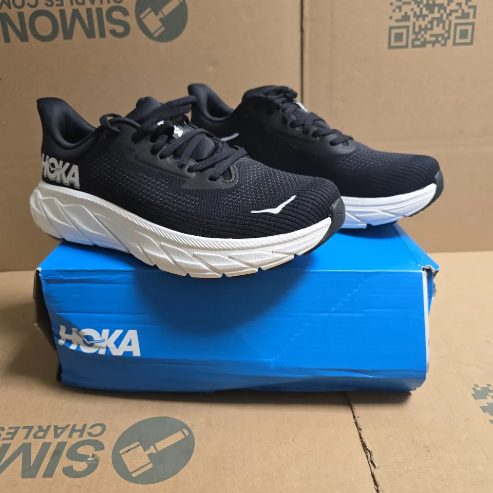 BOXED PAIR OF HOKA ARAHI 7 WIDE TRAINERS IN BLACK/WHITE SIZE UK 8