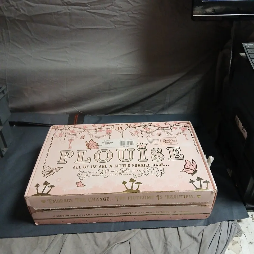 P LOUISE MAKE-UP GIFT SET – ALL OF US ARE A LITTLE FRAGILE BABE (PINK BOX)