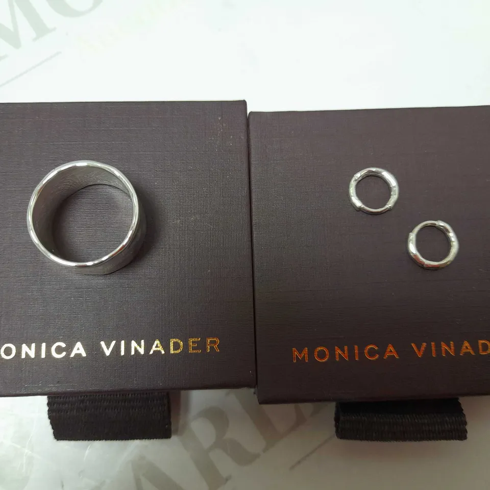LOT OF APPROX 8 MONICA VINADER JEWELLERY TO INCLUDE GOLD EFFECT BRACELET, GOLD EFFECT NECKLACE AND SILVER EFFECT RING