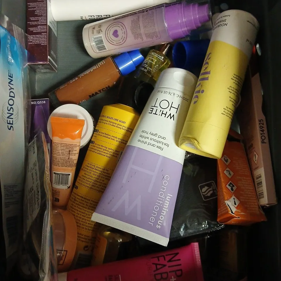APPROXIMATEY 20 ASSORTED HEALTH AND BEAUTY PRODUCTS TO INCLUDE - AUSSIE BOUNCY CURLS SHAMPOO - MANSCAPED CROP PRESERVER AND NIP & FAB FACIAL SCRUB