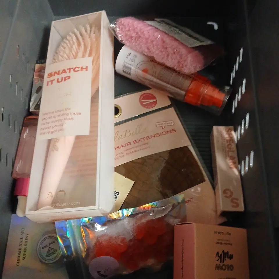 APPROXIMATEY 20 ASSORTED HEALTH AND BEAUTY PRODUCTS TO INCLUDE - PLOUISE THE CHEEK OF IT BLUSH IN SUGAR PIE - L'OREAL ELVIVE GLYCOLIC GLOSS HAIR CARE - NYX GLITZ WATERPROOF LINER IN FLASHY FLARE - ETC