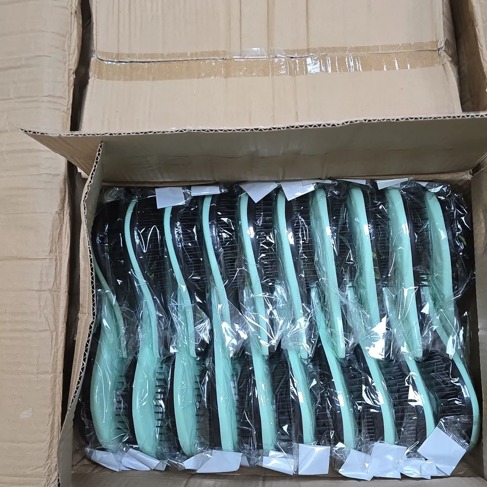 APPROXIMATELY 150 PLASTIC HAIRBRUSHES IN GREEN/BLACK
