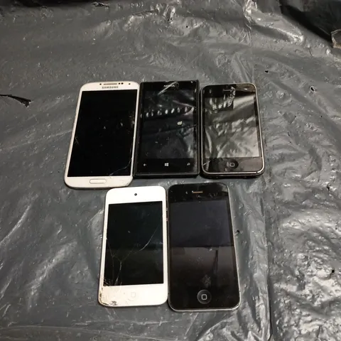 BOX OF APPROXIMATELY 15 ASSORTED MOBILE PHONE ITEMS TO INCLUDE APPLE, NOKIA, SAMSUNG ETC