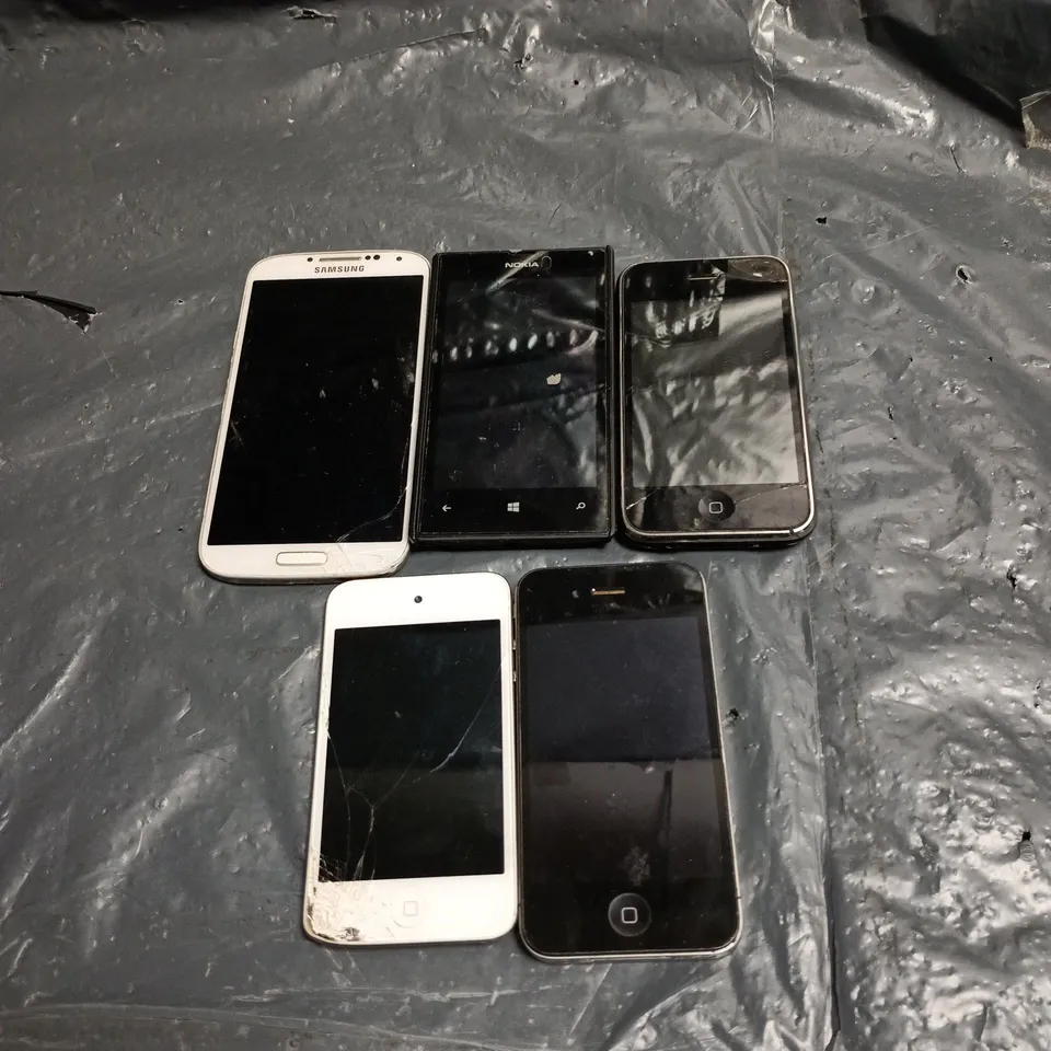 BOX OF APPROXIMATELY 15 ASSORTED MOBILE PHONE ITEMS TO INCLUDE APPLE, NOKIA, SAMSUNG ETC