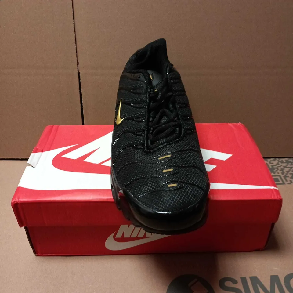 BOXED PAIR OF NIKE AIR MAX PLUS TRAINERS IN BLACK - 11
