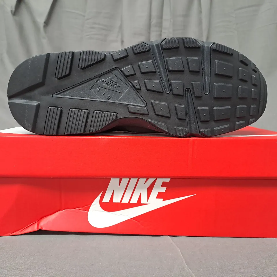 BOXED PAIR OF NIKE AIR HUARACHE RUNNER SHOES IN BLACK/GREY UK SIZE 8.5