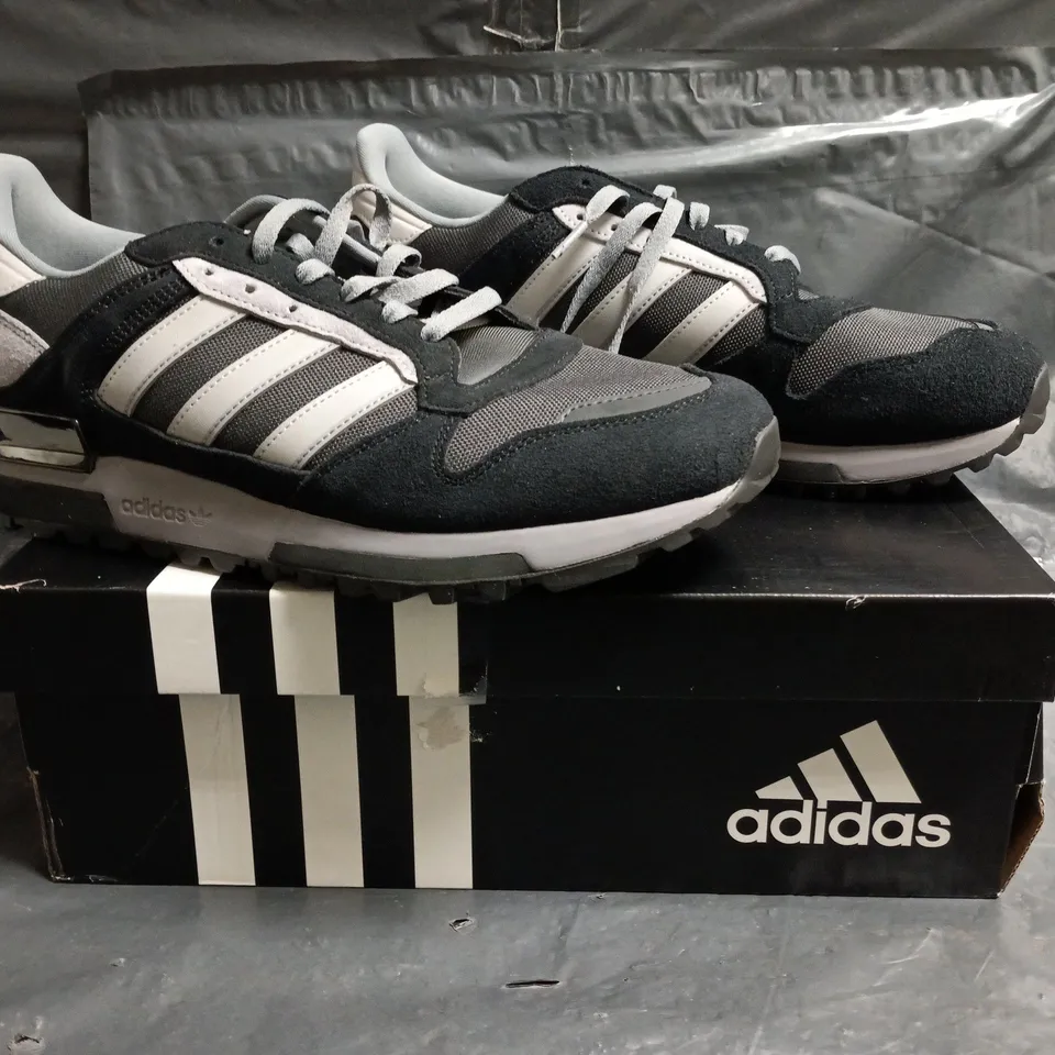 BOXED PAIR OF ADIDAS ZX 600 TRAINERS IN BLACK/GREY SIZE UK 11