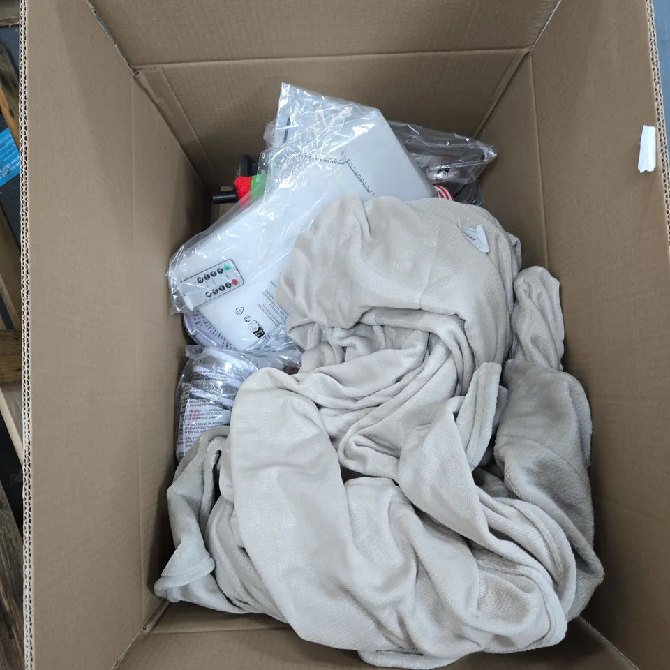 BOX OF APPROXIMATELY 12 ASSORTED ITEMS TO INCLUDE: MAGNIFYING GLASS 