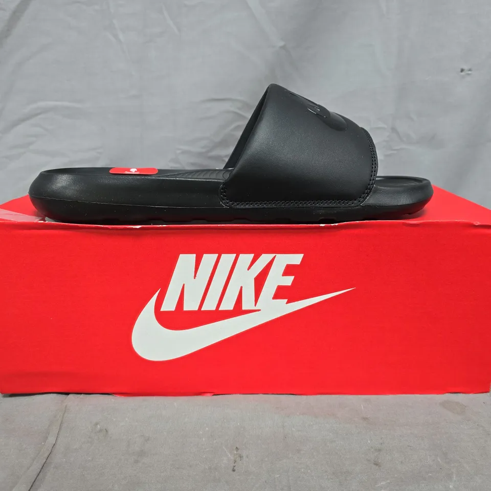 BOXED PAIR OF NIKE VICTORI ONE SLIDERS IN BLACK SIZE UK 9