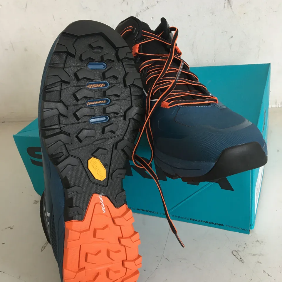 BOXED PAIR OF SIZE 9.5 SCARPA RAPID MID GTX COSMIC BLUE/ORANGE TRAINERS 