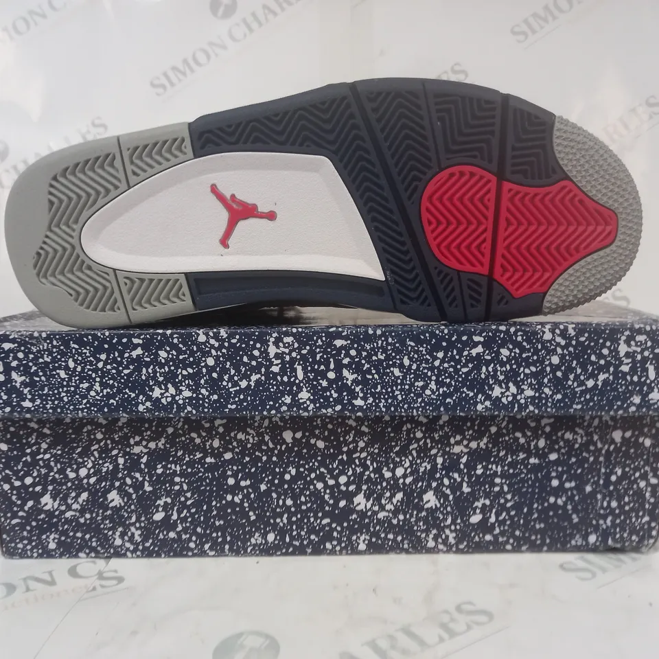 BOXED PAIR OF NIKE AIR JORDAN 4 RETRO SHOES IN WHITE/NAVY UK SIZE 8.5