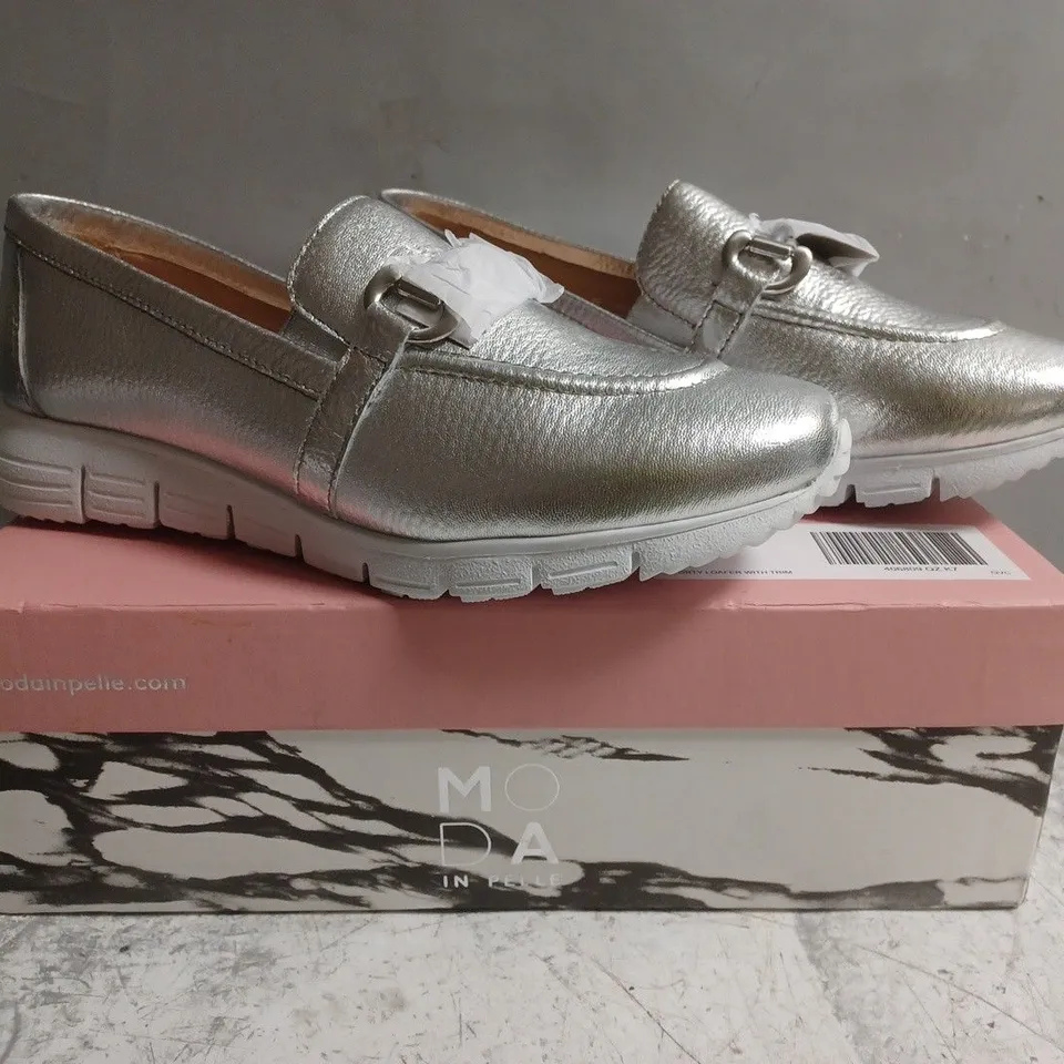 BOXED PAIR OF MODA IN PELLE FRANCIE SPORTY LOAFERS WITH TRIM IN METALLIC SILVER SIZE UK 7