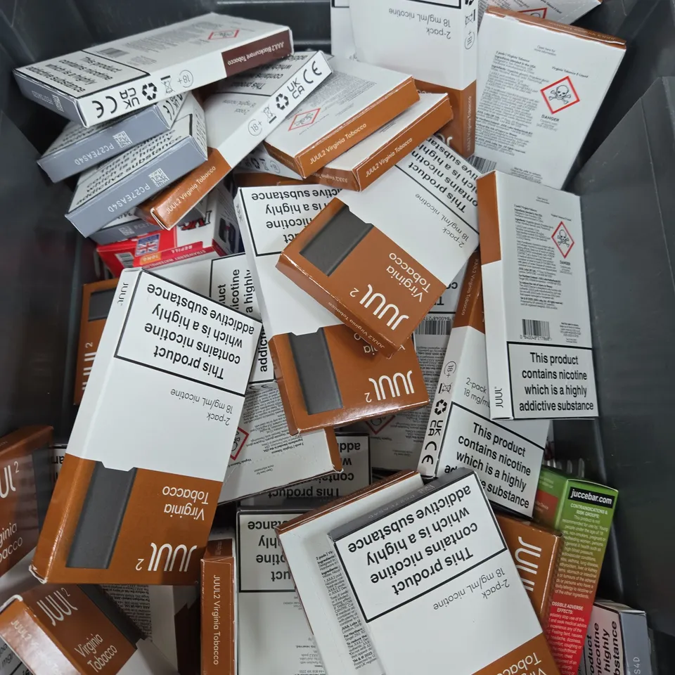 APPROXIMATELY 20 ASSORTED E-CIGARETTE & VAPING ITEMS IN VARIOUS BRANDS TO INCLUDE IVG, PIXL, JUUL2 ETC 