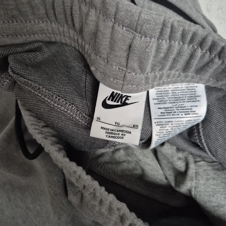 NIKE SLIM FIT TAPER LEG GREY SWEATPANTS – XL
