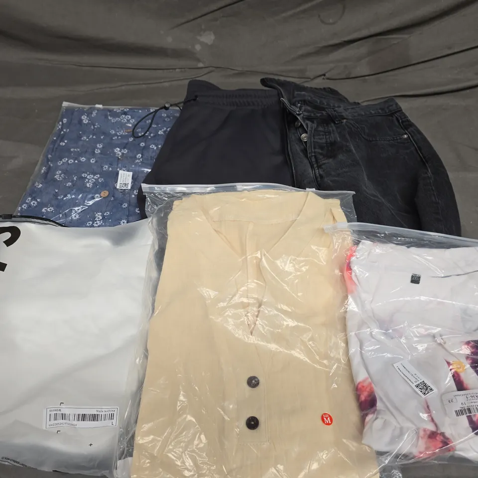 APPROXIMATELY 30 ASSORTED CLOTHING ITEMS IN VARIOUS SIZES, STYLES & COLOURS TO INCLUDE JEANS, SHIRTS, TOPS, ETC - COLLECTION ONLY