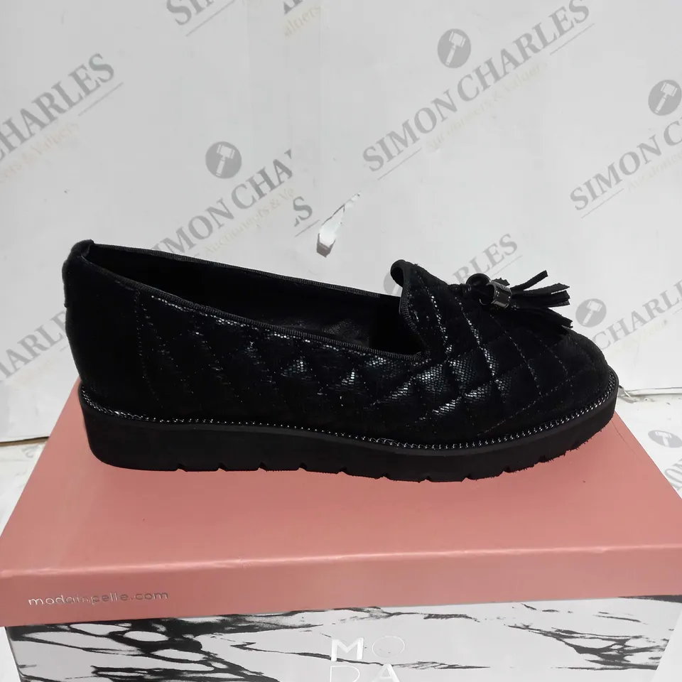 BOXED PAIR OF MODA IN PELLE EMMERSON BLACK SIZE 7