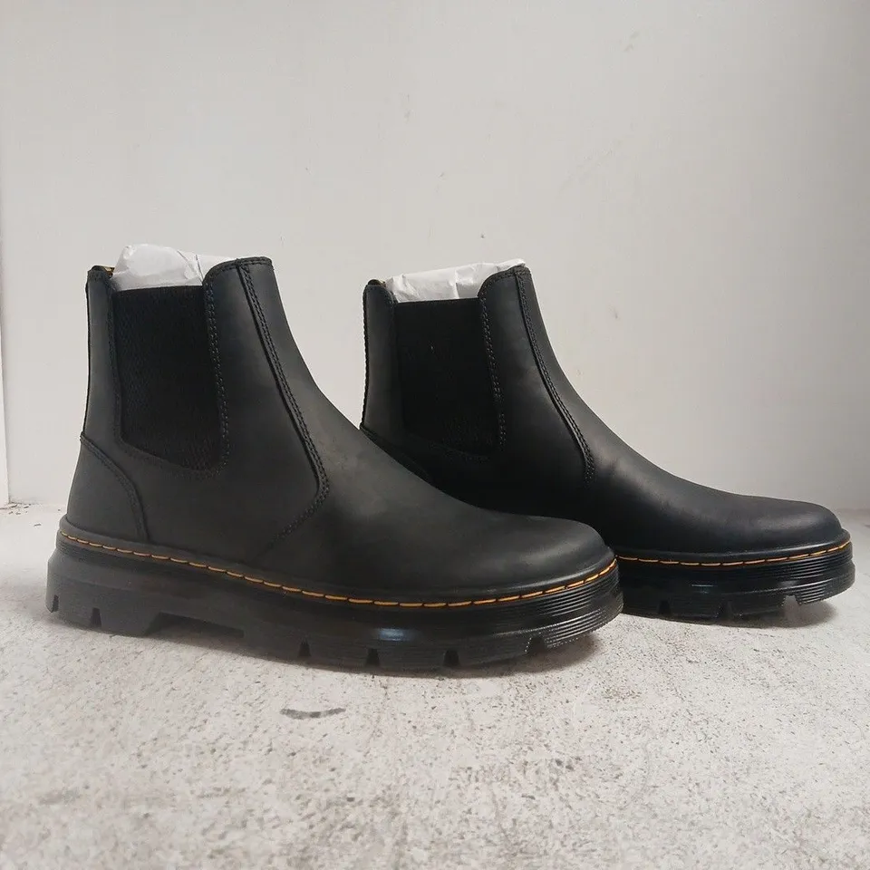 BOXED PAIR OF DR MARTENS EMBRURY BOOTS IN BLACK SIZE UK 9