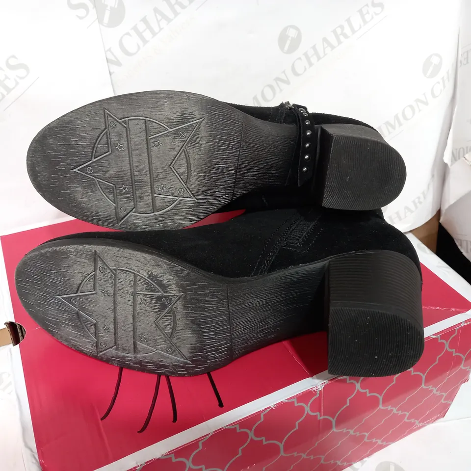 BOXED PAIR OF SKECHERS BLACK ZIP BOOTI - SIZE 5