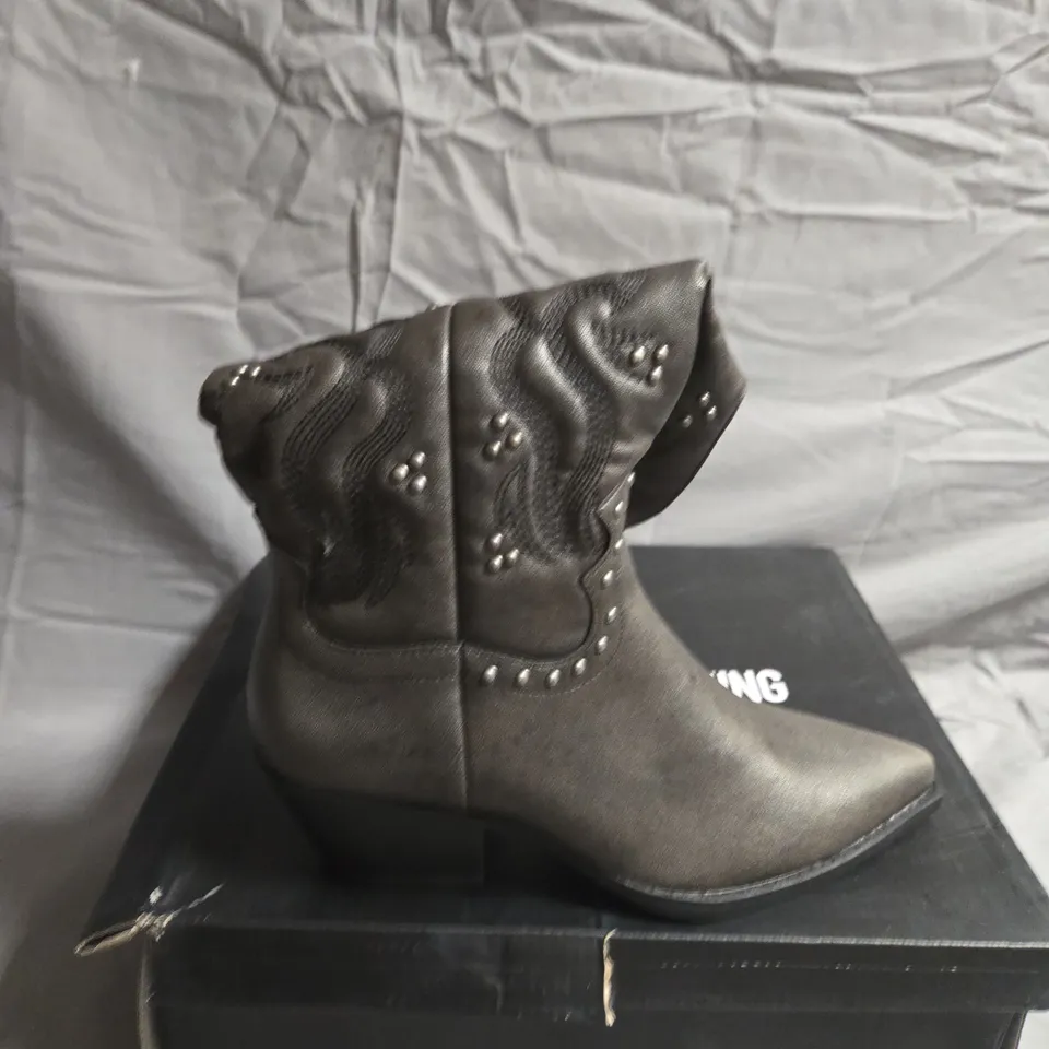BOXED PAIR OF PRETTY LITTLE THING POINT TOE STUD KNEE CALF HIGH BOOTS - UK SIZE 6