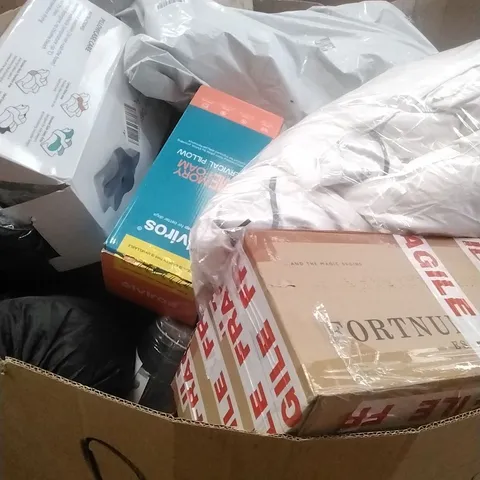 A PALLET CONTAINING ASSORTED PILLOWS, CERVICAL MEMORY FOAM, SIMILAR PRODUCTS ETC