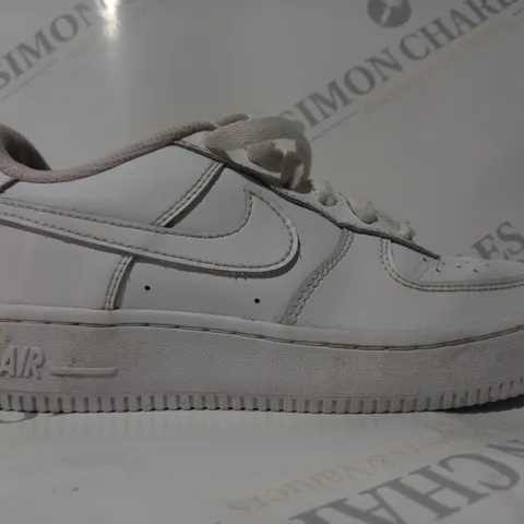 BOXED PAIR OF NIKE AIR FORCE 1 SHOES IN WHITE UK SIZE 3.5