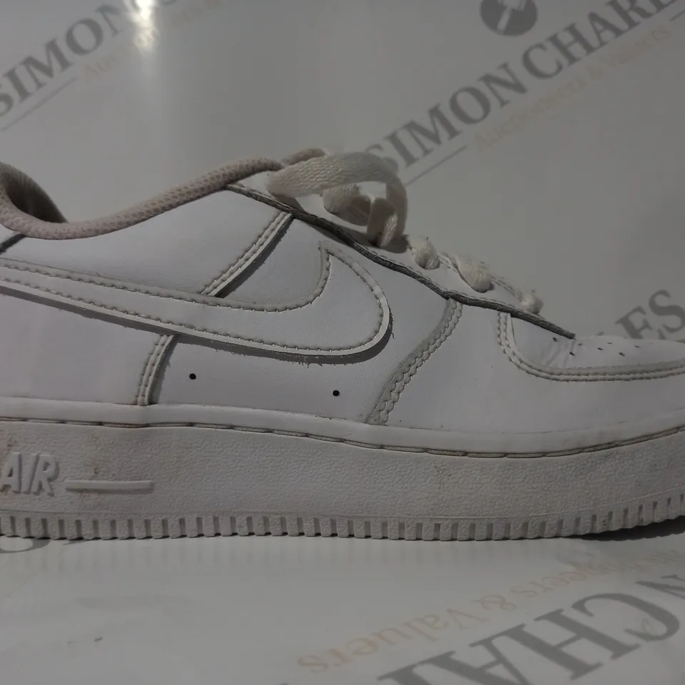 BOXED PAIR OF NIKE AIR FORCE 1 SHOES IN WHITE UK SIZE 3.5