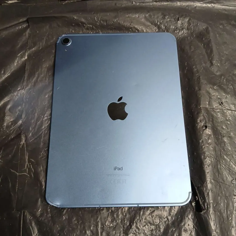 APPLE IPAD A2757 – BLUE REAR, CRACKED TOUCHSCREEN