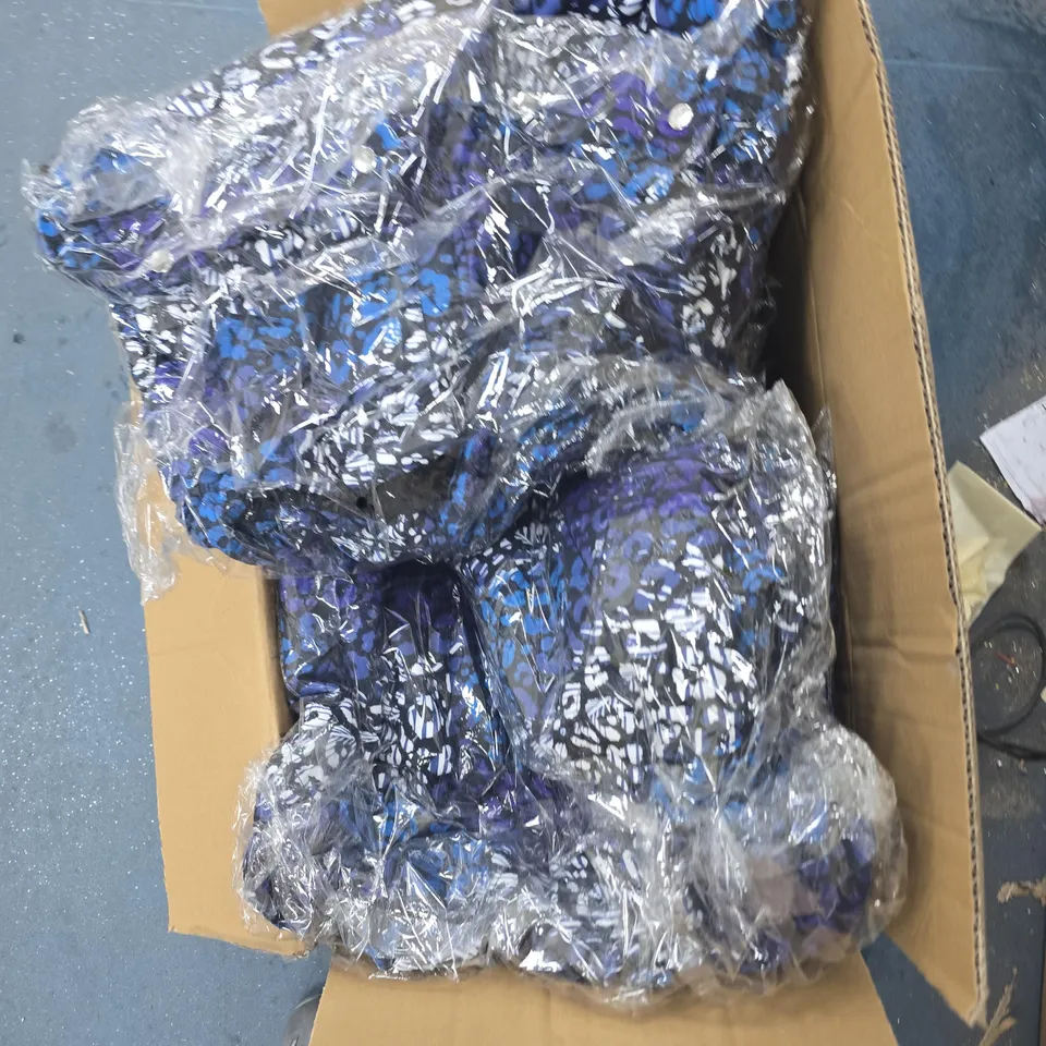 BOX OF APPROXIMATELY 10 TAMSY COATS SIZE SMALL