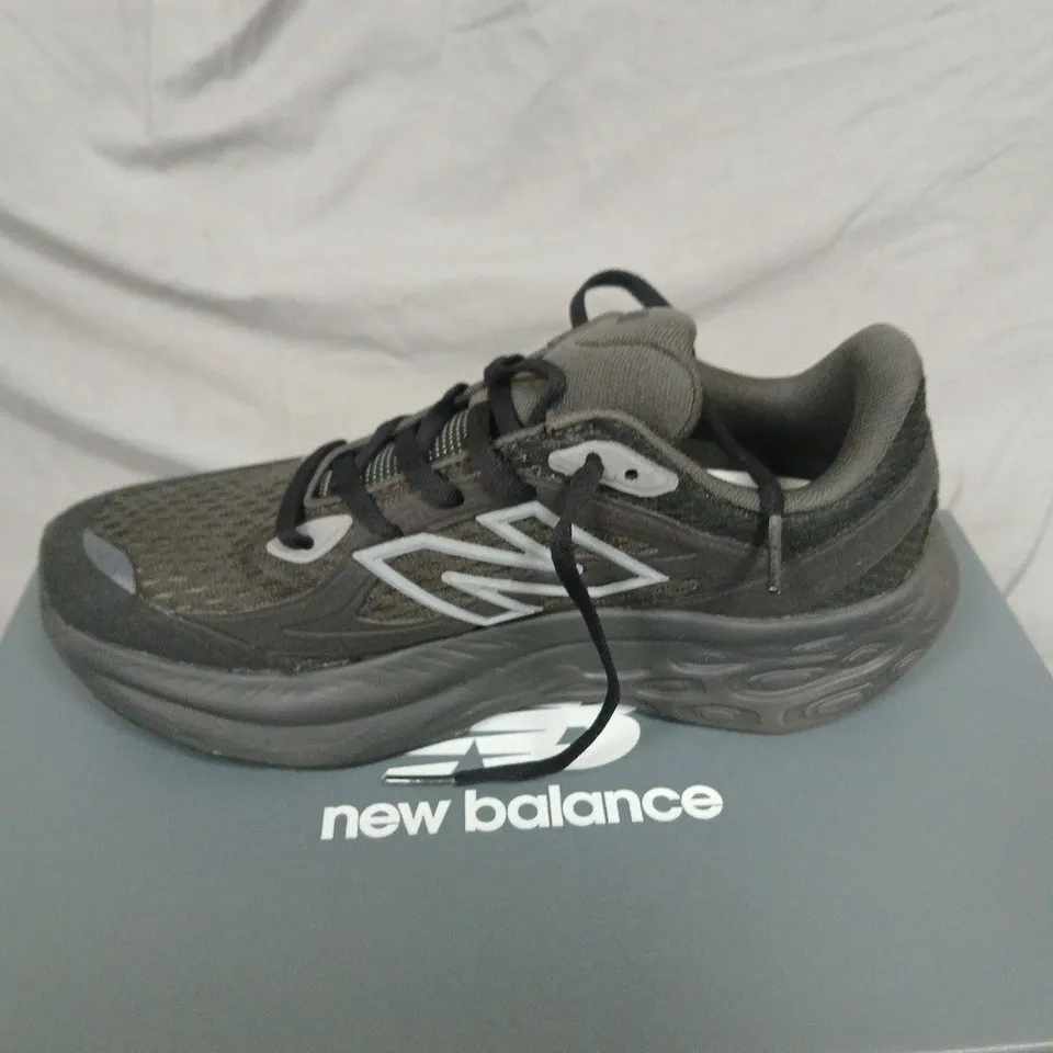 BOXED NEW BALANCE MEN’S RUNNING SHOES IN GREY/BLACK - UK 5.5