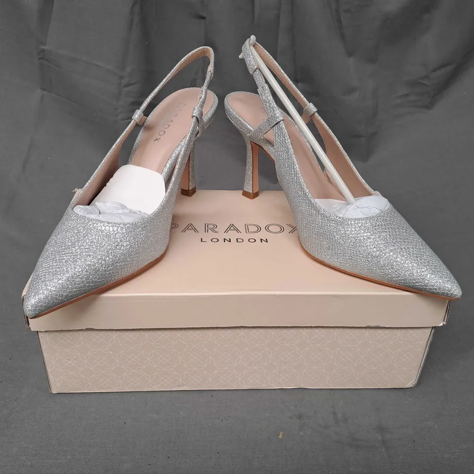 BOXED PAIR OF PARADOX LONDON CARLI POINTED TOE HEELED SANDALS IN METALLIC SILVER W. GLITTER EFFECT EU SIZE 37