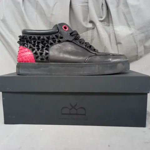 BOXED PAIR OF ROYAUMS KILIAN REVO STUDDED SHOES IN BLACK/RED SIZE 8