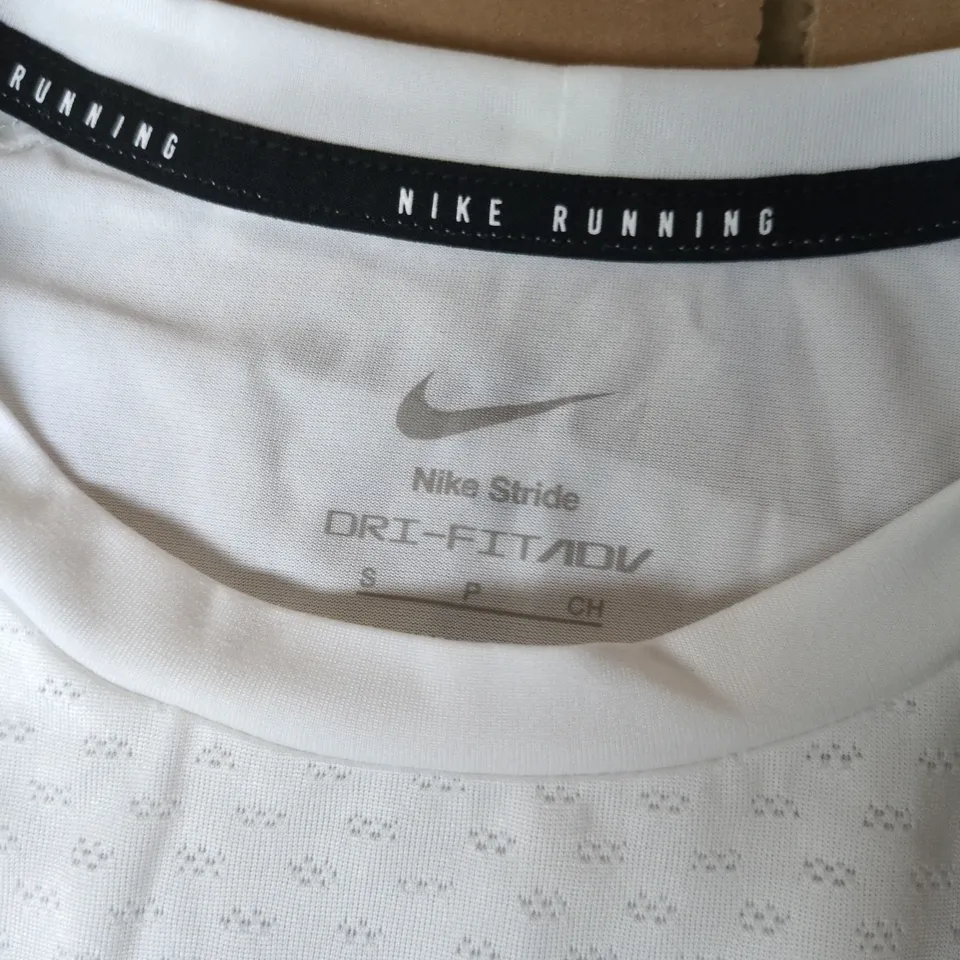 NIKE STRIDE RUNNING TEE IN WHITE - SMALL
