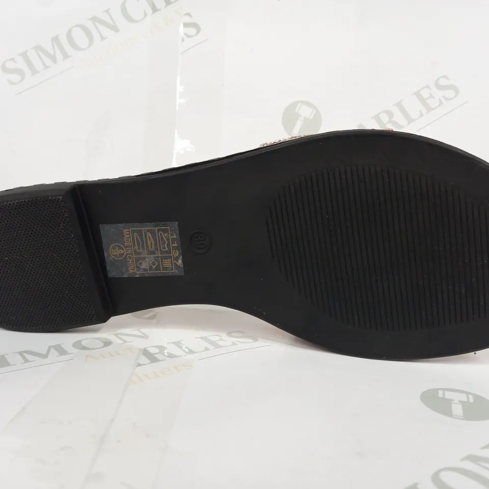 BOXED PAIR OF NO DOUBT OPEN TOE QUILTED FLAT SANDALS IN METALLIC ROSE GOLD COLOUR W. SEQUINS EU SIZE 39