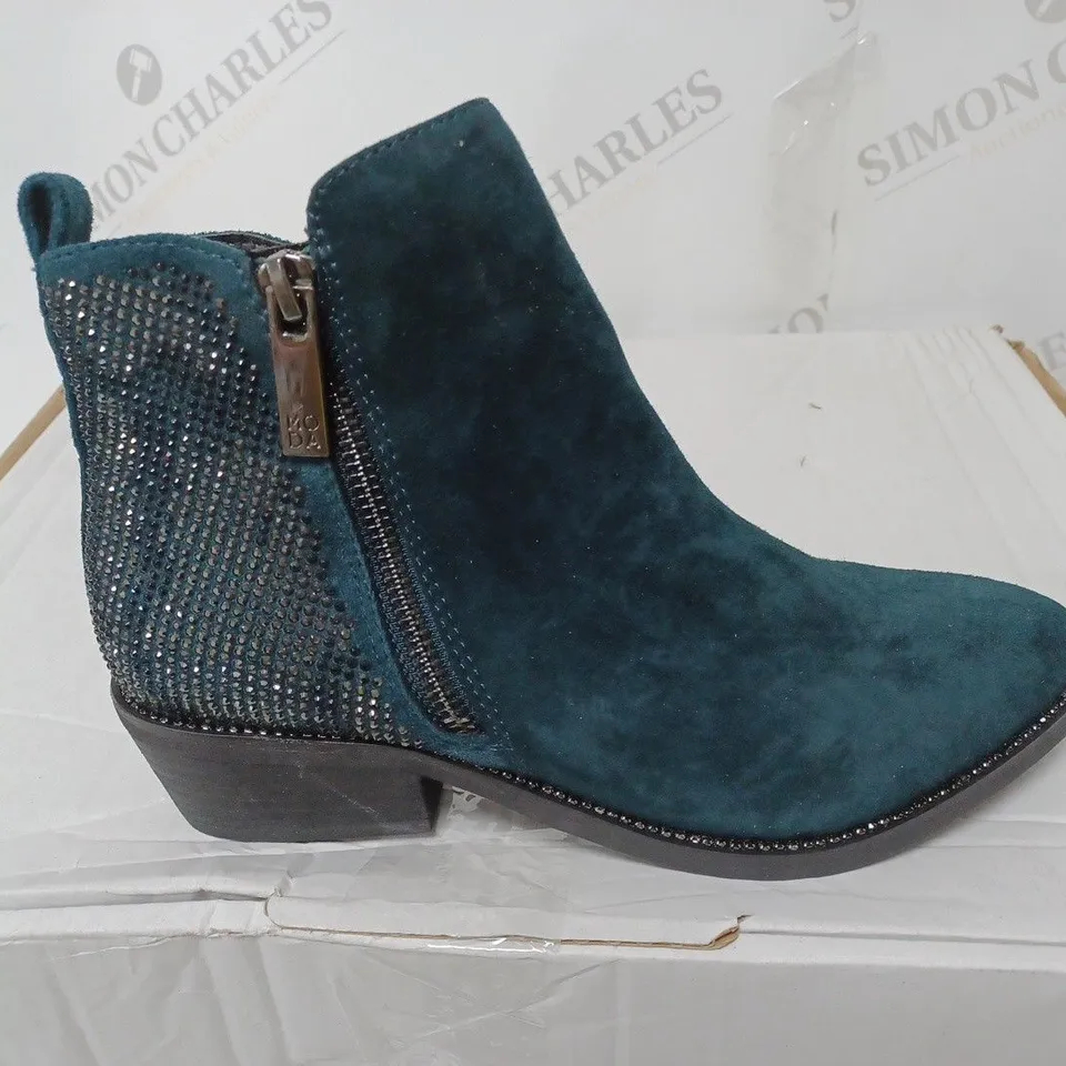 PAIR OF MODA IN PELLE KATREENA ANKLE BOOTS TEAL SIZE 3