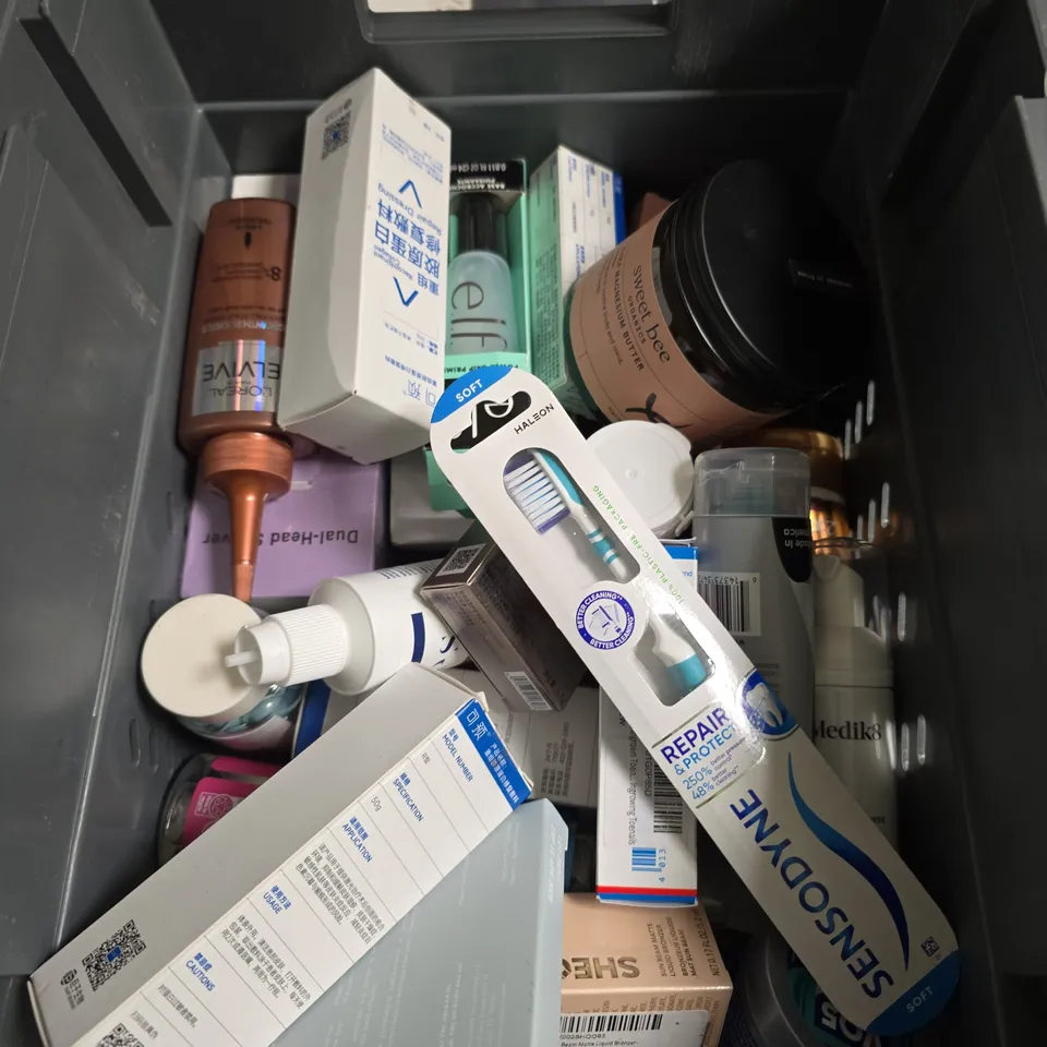 APPROXIMATEY 20 ASSORTED HEALTH AND BEAUTY PRODUCTS TO INCLUDE - ELF MASCARA - NEUTROGENA FACIAL SCRUB AND SKINDOCTOR BODY LOTION