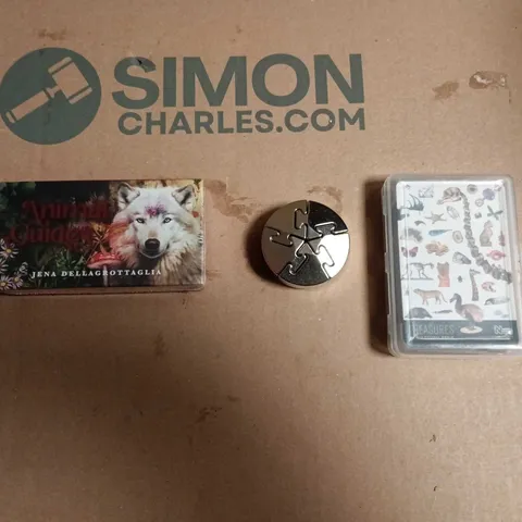 LARGE QUANTITY OF ASSORTED TOYS AND GAMES TO INCLUDE - ANIMAL PLAYING CARDS, PUZZLE & ANIMAL GUIDE ETC 