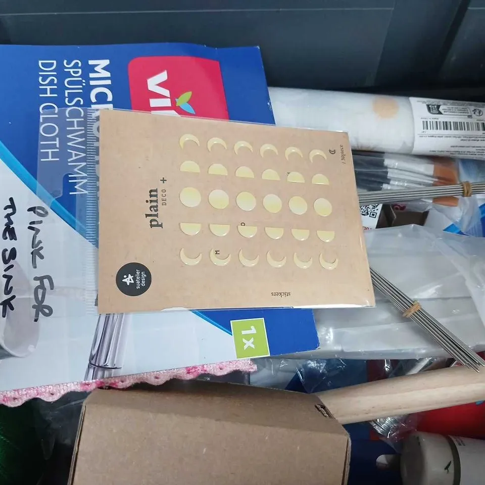 APPROXIMATELY 15 ASSORTED HOUSEHOLD ITEMS TO INCLUDE FABRIC GLUE, ASSISTANT FROTHER, VILEDA DISH CLOTH, ETC