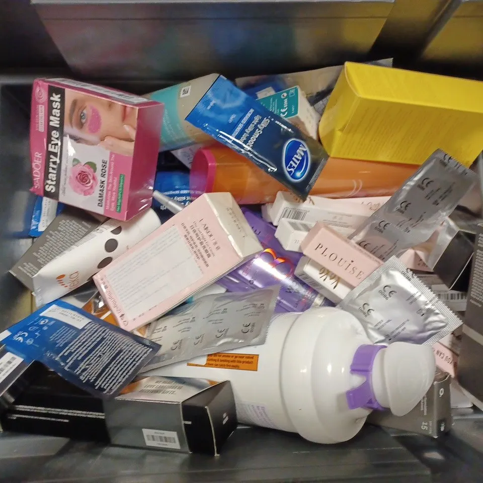 BOX OF APPROX 20 ASSORTED HEALTH AND BEAUTY ITEMS TO INCLUDE - L'OREAL ELVIVE DREAM LENGTHS - THE ORDINARY COVERAGE FOUNDATION - PLOUISE JUICY DRIP 'ITS POPPING OFF' ECT