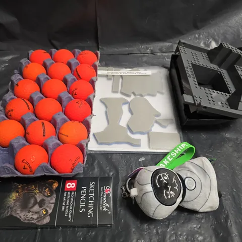 APPROXIMATELY 10 ASSORTED TOYS & GAMES PRODUCTS TO INCLUDE , GOLF BALLS , DRAWING PENCILS , ETC 