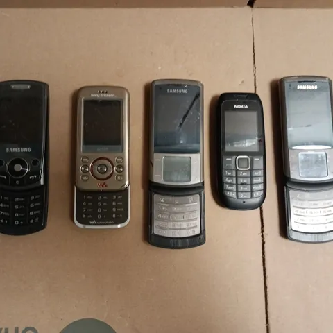 APPROXIMATELY 10 ASSORTED OLD MOBILE PHONES TO INCLUDE SAMSUNG, NOKIA, ETC