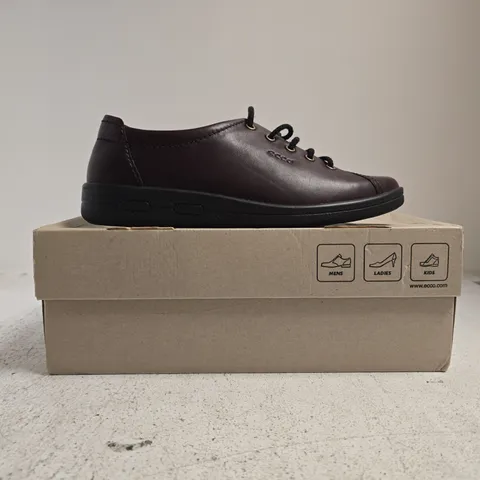 BOXED PAIR OF ECCO LACE UP SHOES IN OXBLOOD SIZE EU 39