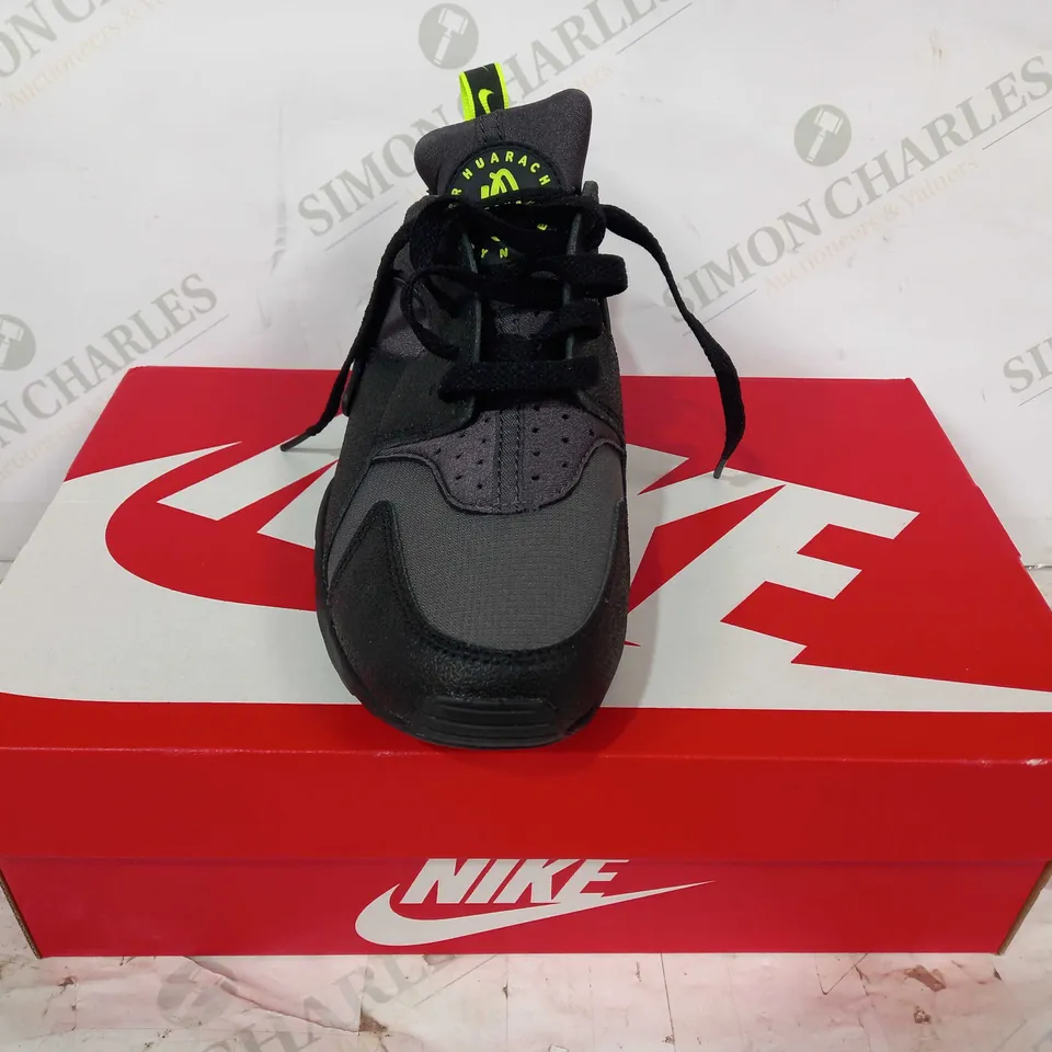 BOXED PAIR OF NIKE AIR HUARACHE SHOES IN BLACK/DARK GREY UK SIZE 6