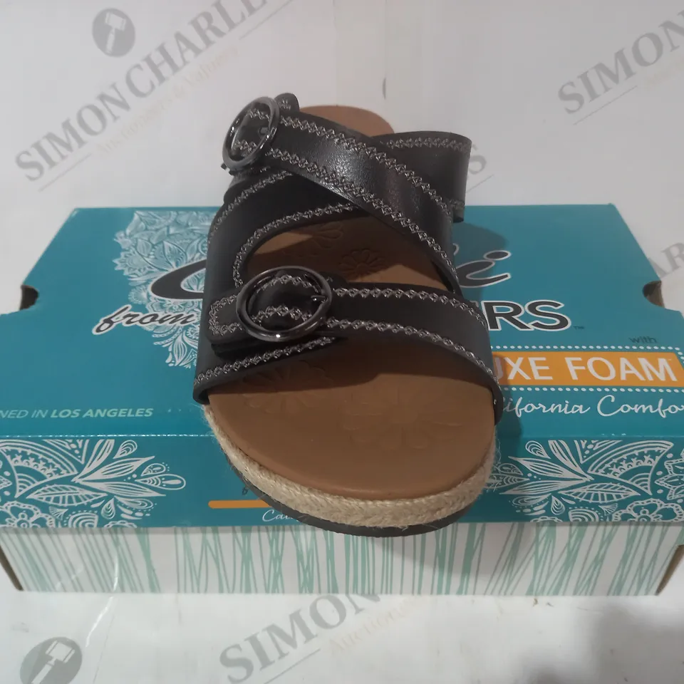 BOXED PAIR OF CALI FROM SKECHERS LUXE FOAM OPEN TOE SANDALS IN BLACK SIZE 7