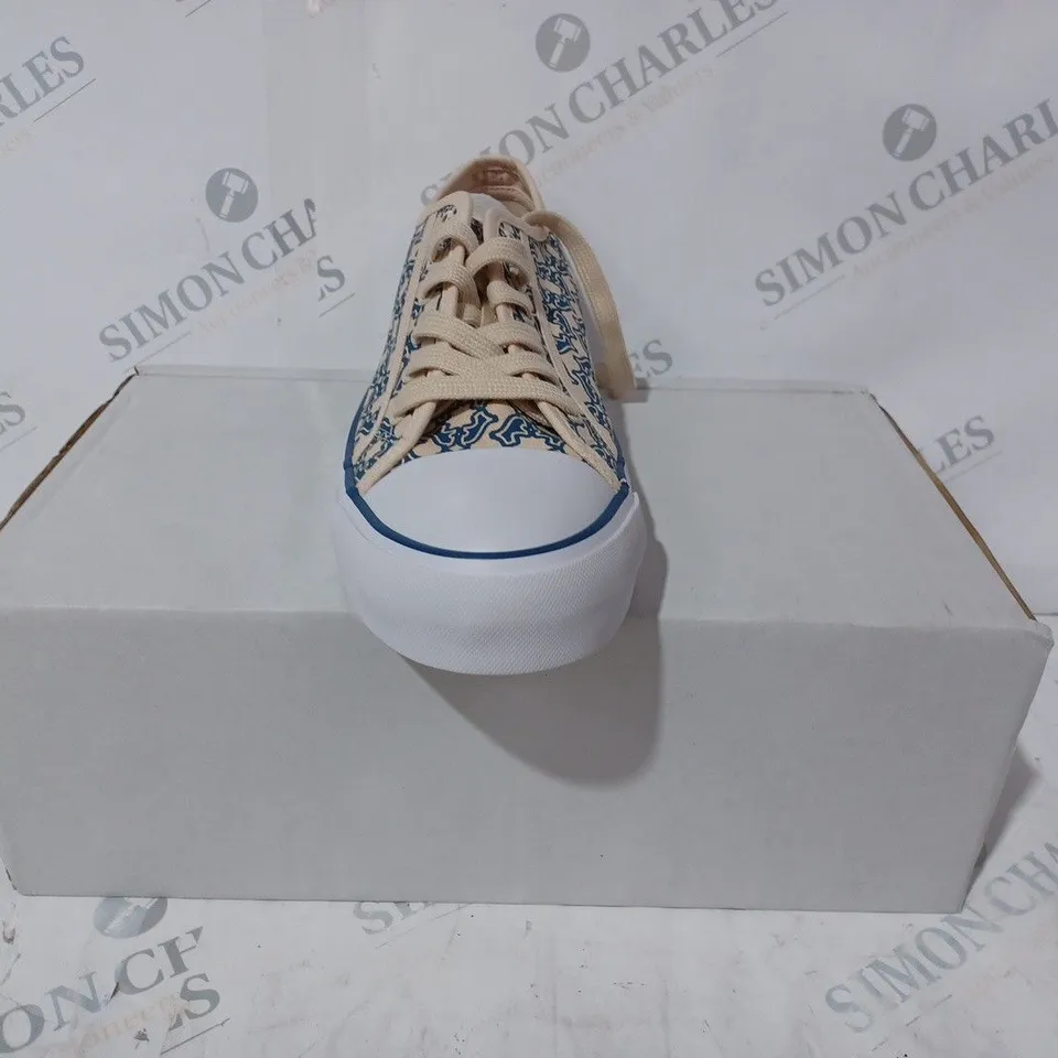 BOXED PAIR OF RADLEY LONDON CANVAS TRAINERS IN CREAM/NAVY UK SIZE 8