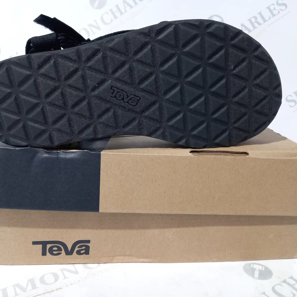 BOXED PAIR OF TEVA OPEN TOE FLATFORM SANDALS IN BLACK UK SIZE 5