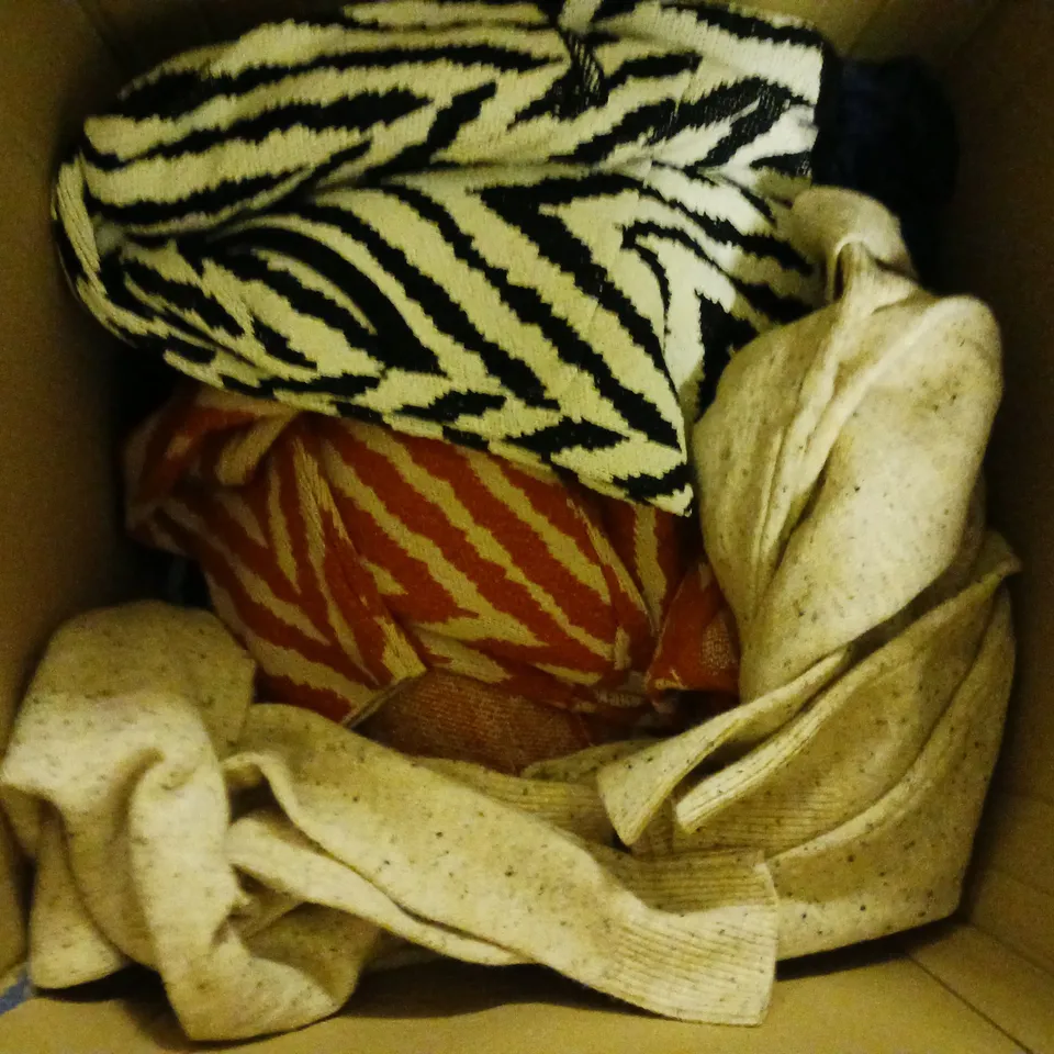 BOX OF APPROXIMATELY 10 ASSORTED CLOTHING AND FASHION ITEMS IN VARIOUS STYLES, SIZES, AND COLOURS / COLLECTION ONLY 