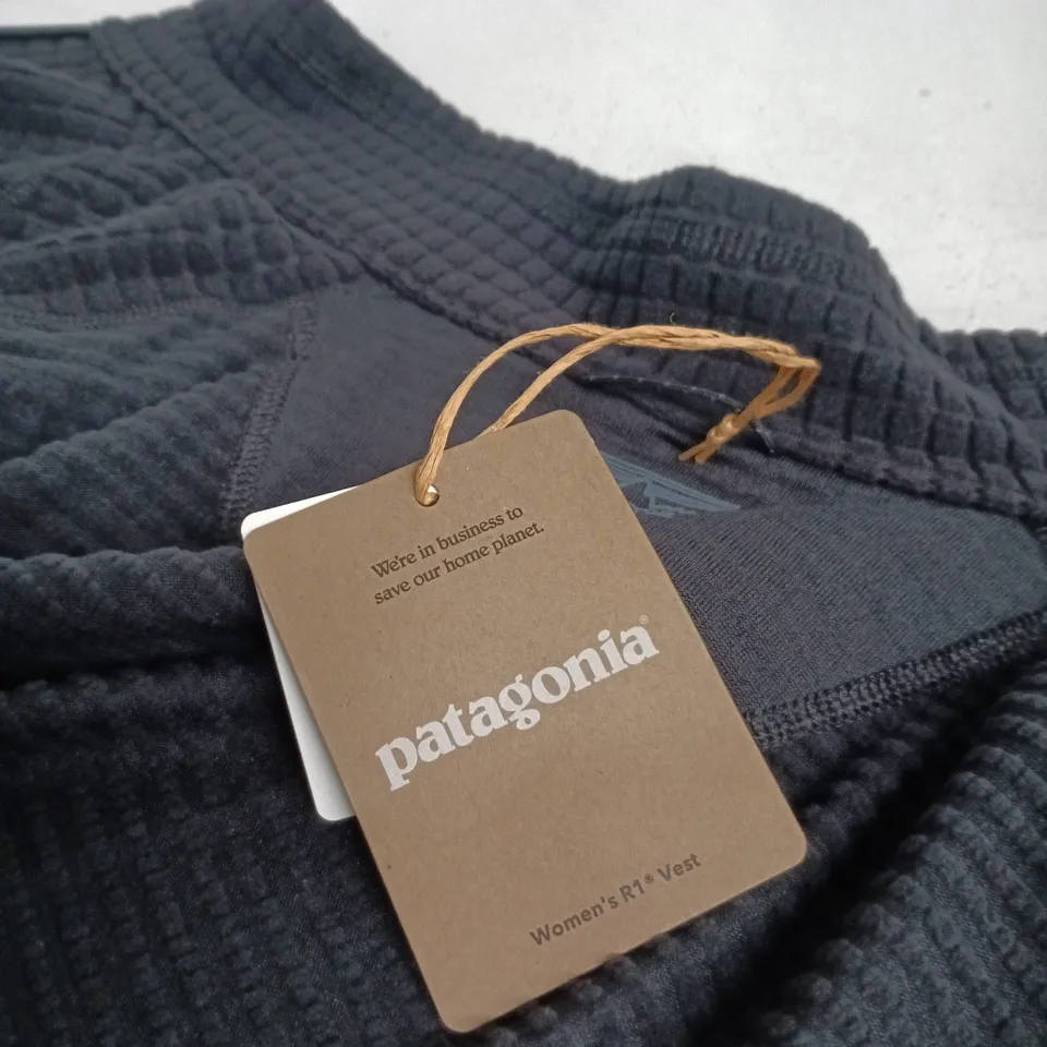 PATAGONIA WOMEN'S R1 VEST – BLACK – XL